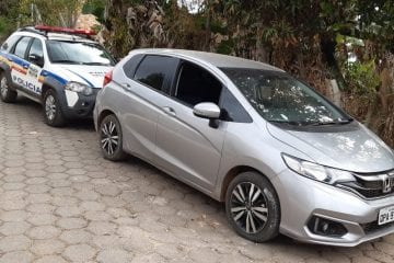 PM encontra carro roubado, apreende arma de fogo e drogas em Itabira