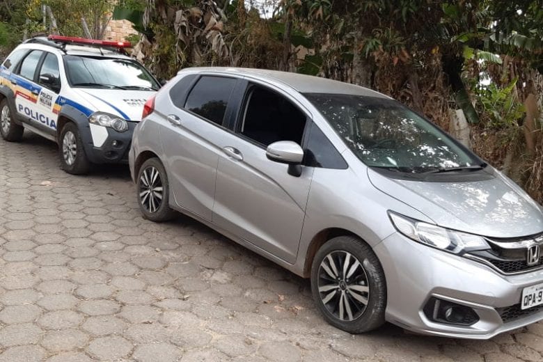 PM encontra carro roubado, apreende arma de fogo e drogas em Itabira