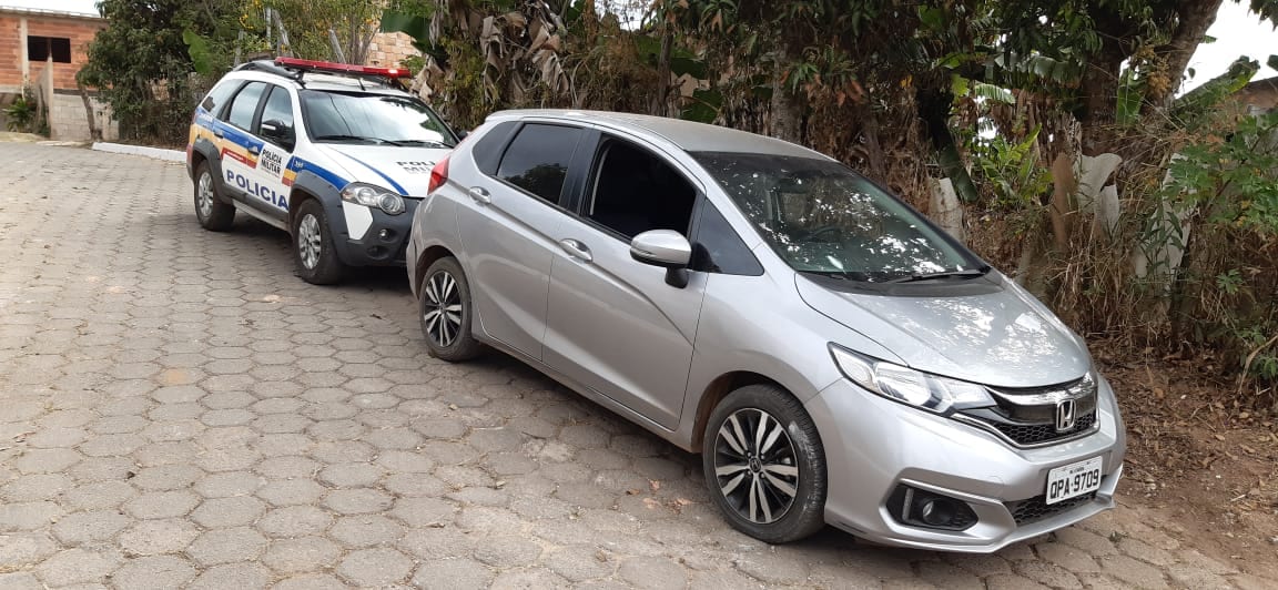 PM encontra carro roubado, apreende arma de fogo e drogas em Itabira