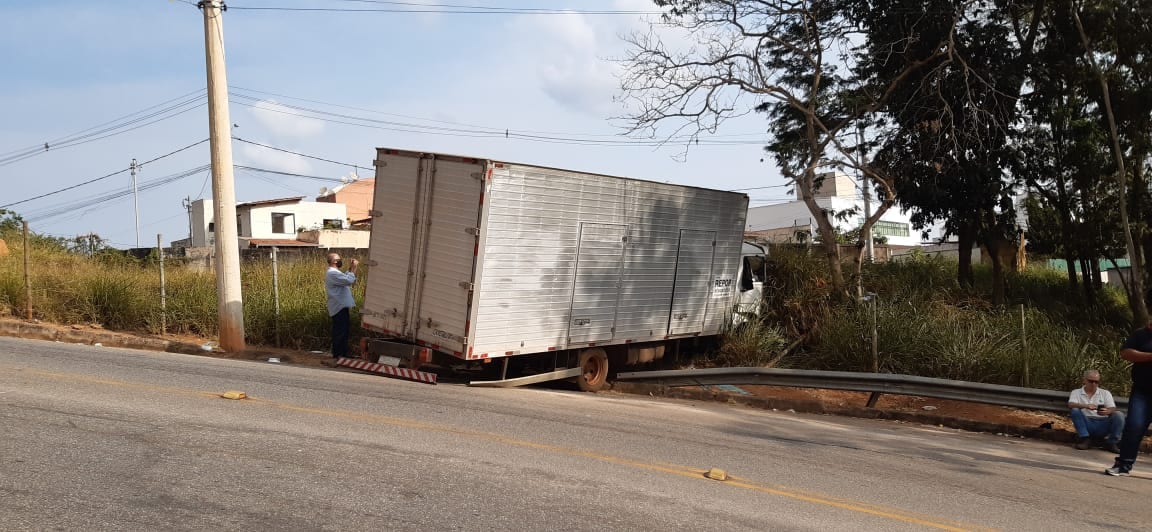 Caminhão desgovernado bate em barranco no Centro