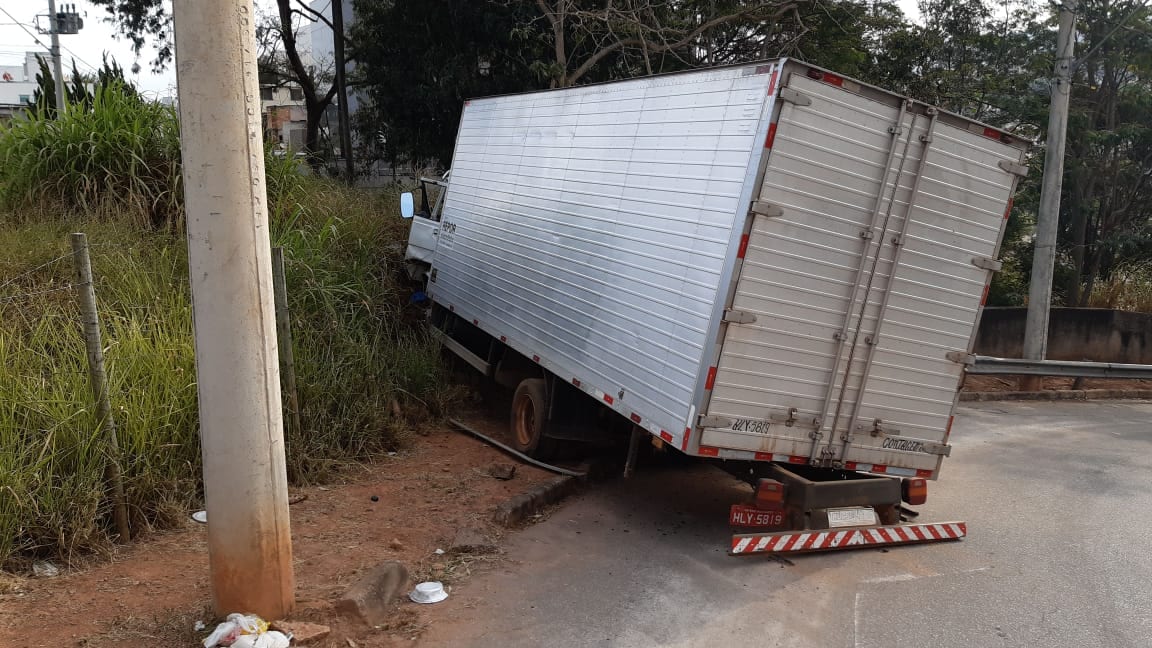 caminhao-desgovernado-bate-em-barranco-no-centro