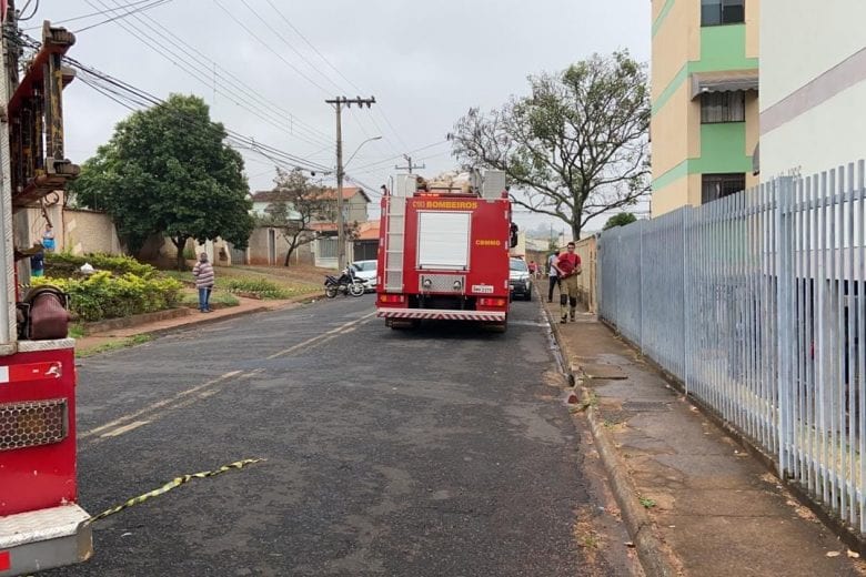 Bombeiros resgatam criança de apartamento em chamas
