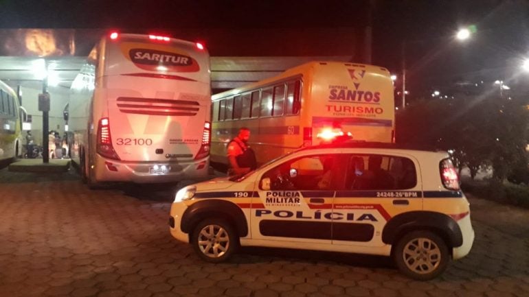 Homem é preso após ser flagrado com simulacro de arma de fogo em ônibus de viagem