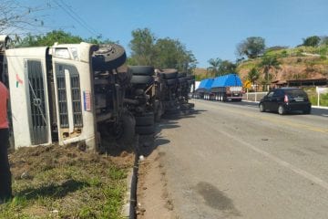 Carreta tomba e motorista morre na BR-381 em Nova Era
