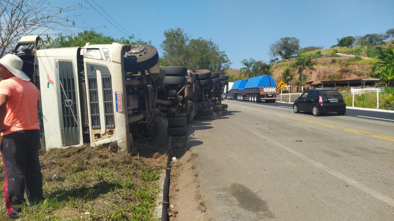 Carreta tomba e motorista morre na BR-381 em Nova Era