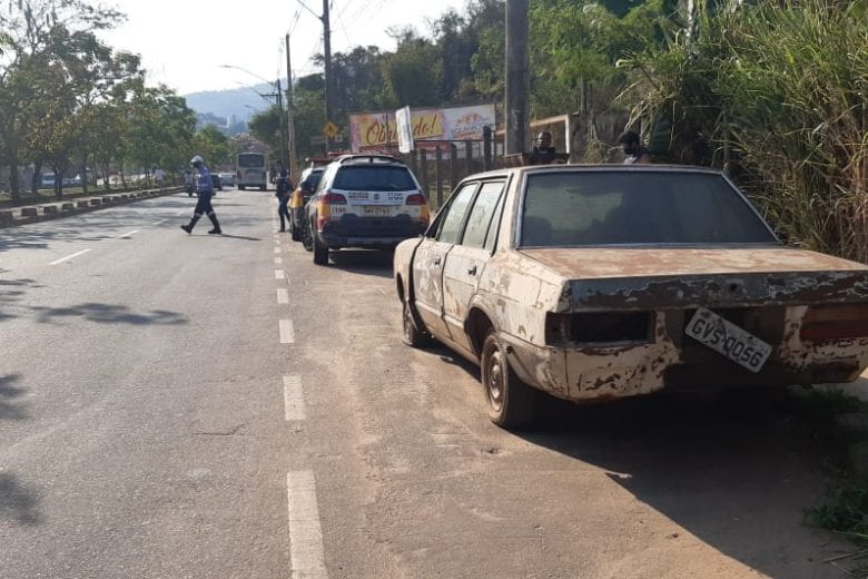 Transita faz remoção de veículo abandonado na avenida Cristina Gazire