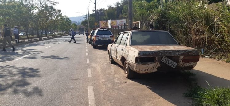 Transita faz remoção de veículo abandonado na avenida Cristina Gazire