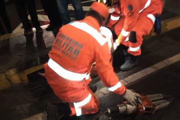 Adolescente é socorrida após prender a perna em bueiro no centro de Itabira