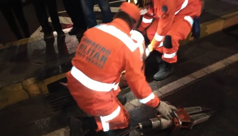 Adolescente é socorrida após prender a perna em bueiro no centro de Itabira