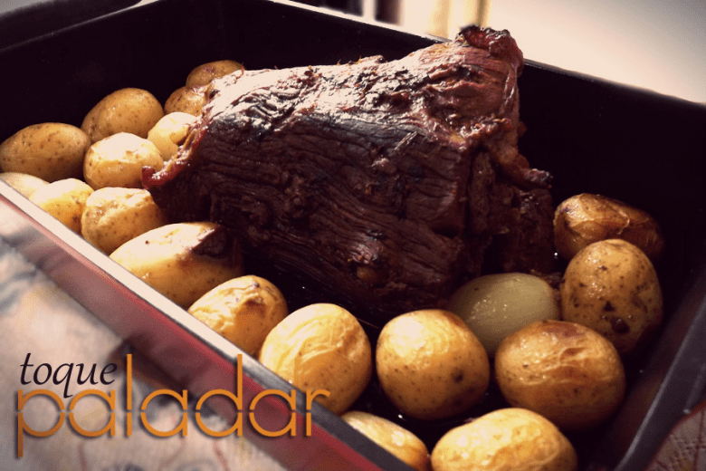 Confira uma deliciosa receita de acém assado com batatas e cebolas