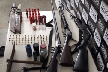 Operação policial prende dois homens e apreende diversas armas na região