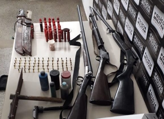 Operação policial prende dois homens e apreende diversas armas na região