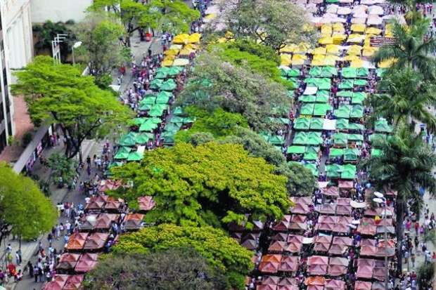 Sob protestos, Prefeitura de BH libera abertura da Feira Hippie
