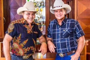 Helicóptero com Gino e Geno faz pouso de emergência em Santa Bárbara
