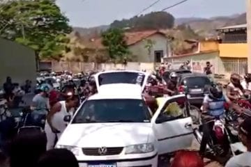 Motociclistas prestam homenagem a jovens mortos em acidente na BR-381