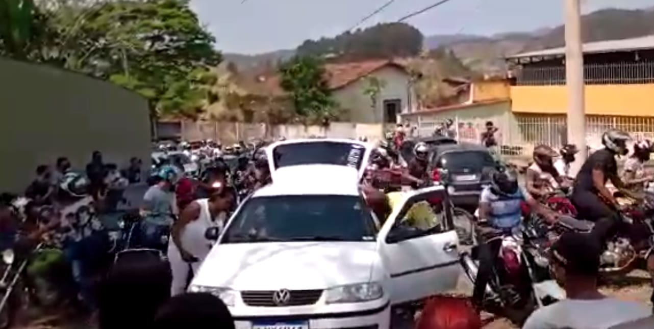 Motociclistas prestam homenagem a jovens mortos em acidente na BR-381
