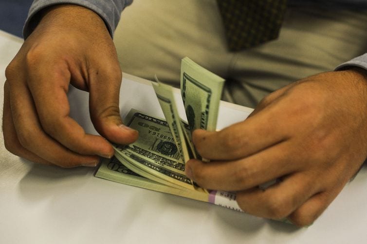 Dólar fecha no menor nível em quatro semanas