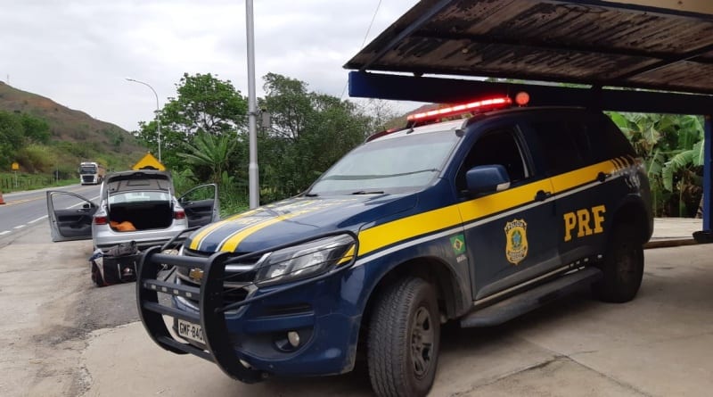 PRF prende casal com mais de 100 barras de maconha na BR-381