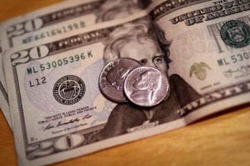 Dólar tem dia de volatilidade com feriado nos EUA, mas fecha estável