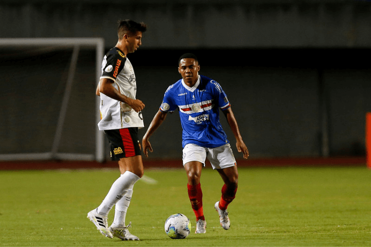 Com sufoco e VAR, Sport supera Bahia, engata 3ª vitória seguida e entra no G6 do Brasileiro