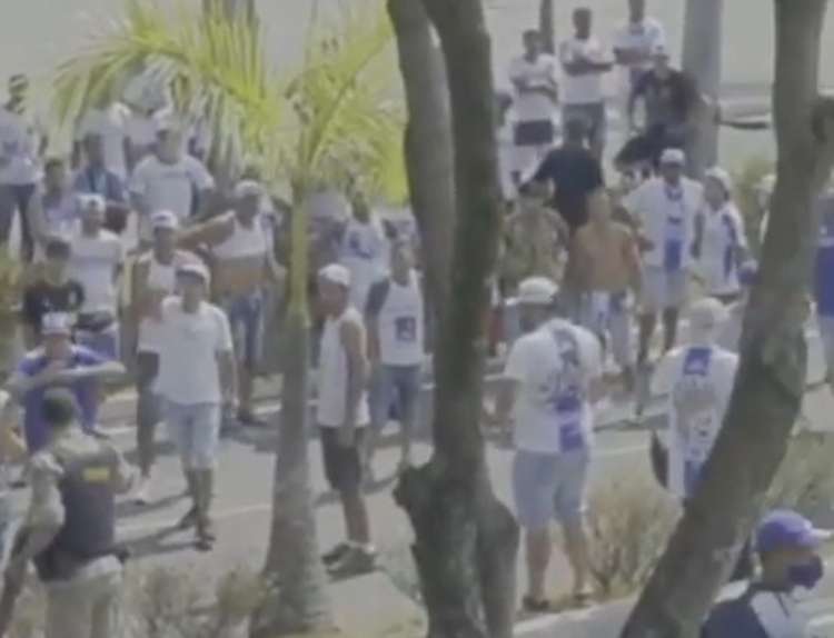 Cruzeiro: integrantes de torcida organizada invadem a Toca da Raposa II