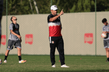 Três volantes ou três atacantes? Confira como Santa Cruz deve jogar diante Paysandu