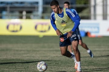 Zagueiro Paulo volta a treinar no Cruzeiro após diagnóstico de COVID-19