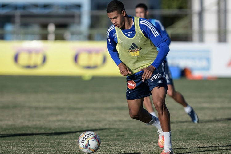 Zagueiro Paulo volta a treinar no Cruzeiro após diagnóstico de COVID-19