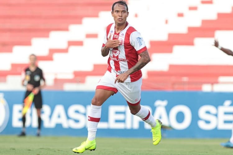 Vinícius cita ‘gosto amargo’ após empate e mira retorno de ‘planos grandes’ no Náutico