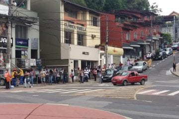 Filas na porta da Caixa prejudicam comerciantes itabiranos