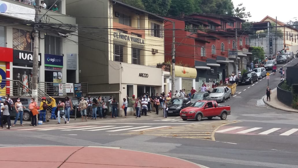 Filas na porta da Caixa prejudicam comerciantes itabiranos