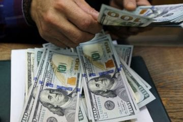 Dólar encosta em R$ 5,45 com tensões no Brasil e no exterior