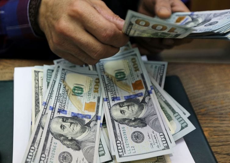 Dólar recua para R$ 5,32 após divulgação de ata do Copom
