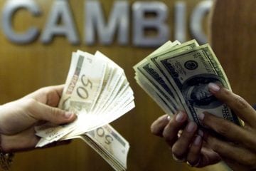 Dólar tem leve alta e fecha em R$ 5,24