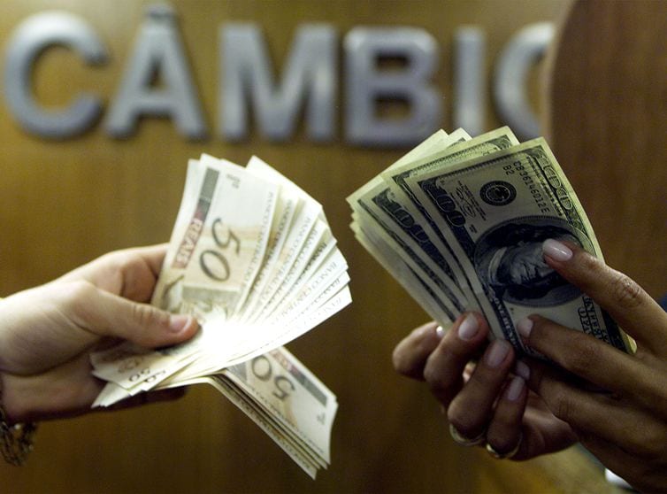 Dólar tem leve alta e fecha em R$ 5,24