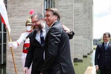 Bolsonaro pede que diplomatas levem verdade do Brasil ao exterior