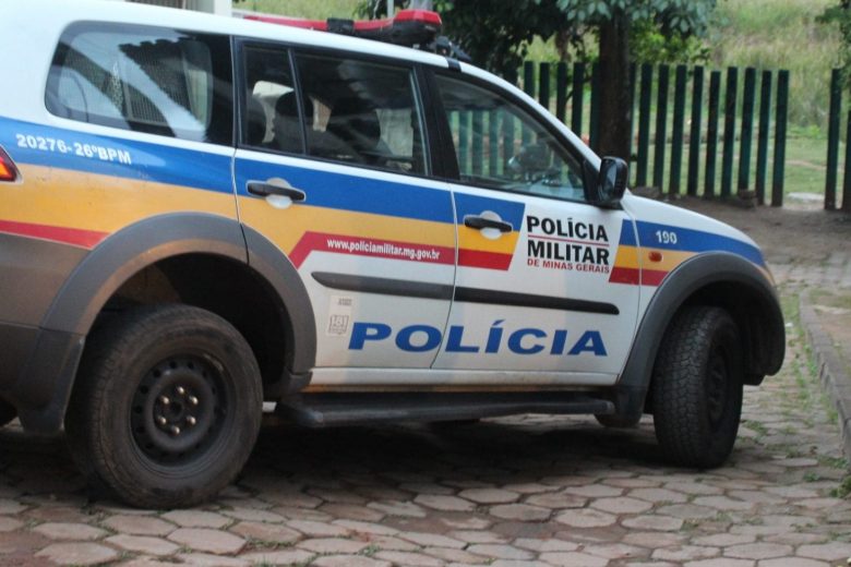 Três suspeitos arrombam loja dando marcha ré em carro e roubam loja de celulares no Prata