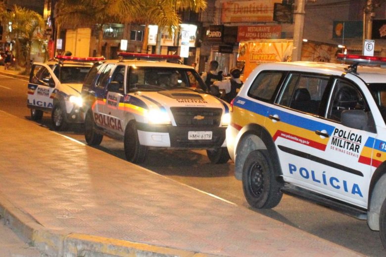 Mulher tem o celular roubado ao ser assaltada em Itabira