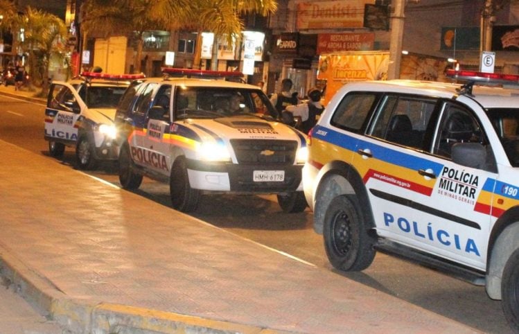 Mulher tem o celular roubado ao ser assaltada em Itabira