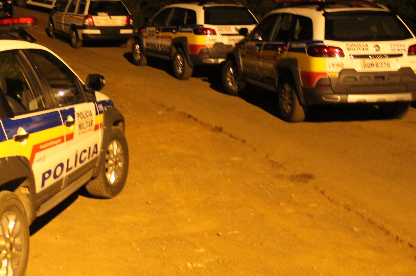 PM apreende pistola e termina com festa regada a drogas