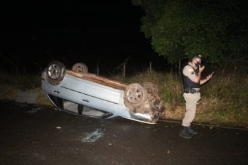 Três pessoas são socorridas após carro capotar próximo ao Pedreira