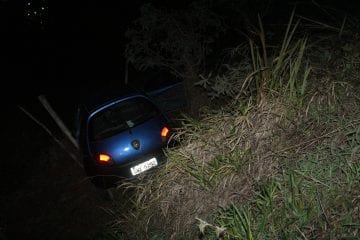 Três pessoas ficam feridas após carro cair em ribanceira no Pedreira