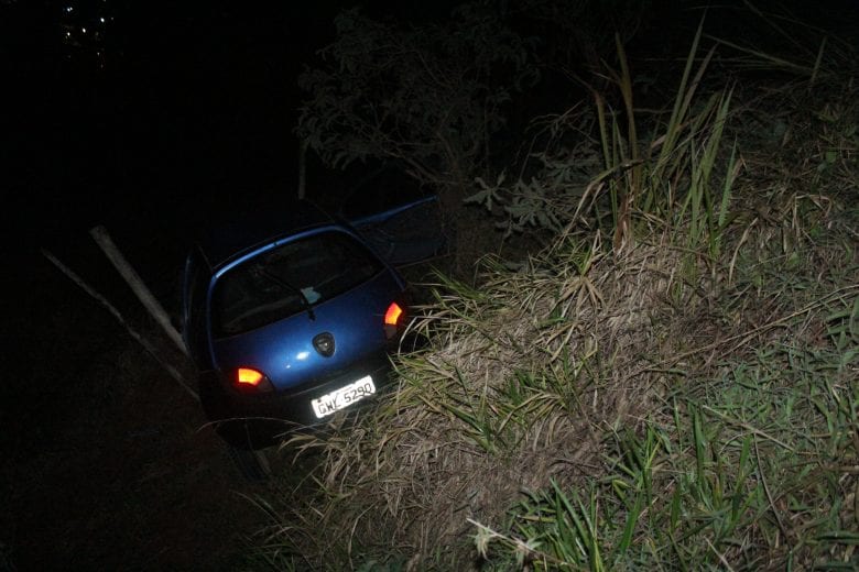Três pessoas ficam feridas após carro cair em ribanceira no Pedreira