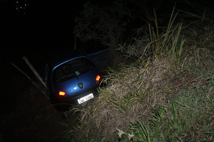 Três pessoas ficam feridas após carro cair em ribanceira no Pedreira