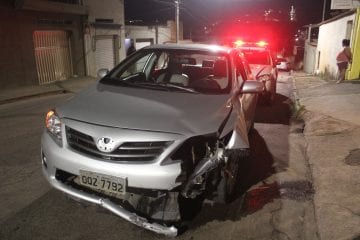 Batida de frente deixa motociclista com fratura no bairro Hamilton