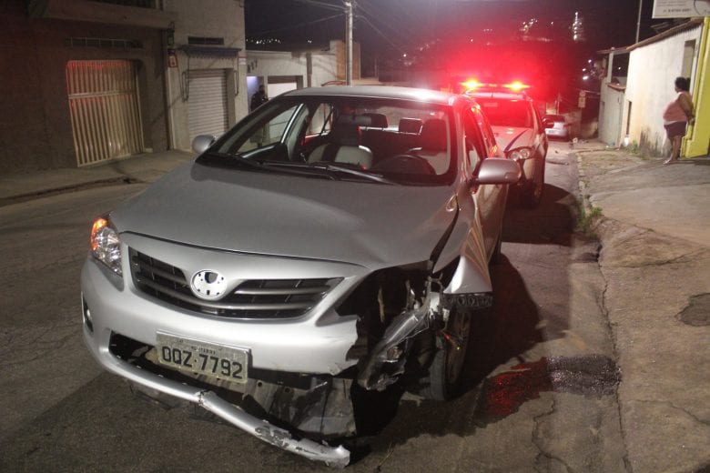 Batida de frente deixa motociclista com fratura no bairro Hamilton