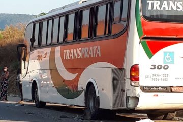Corolla bate na traseira de ônibus na BR-262 em São Domingos do Prata
