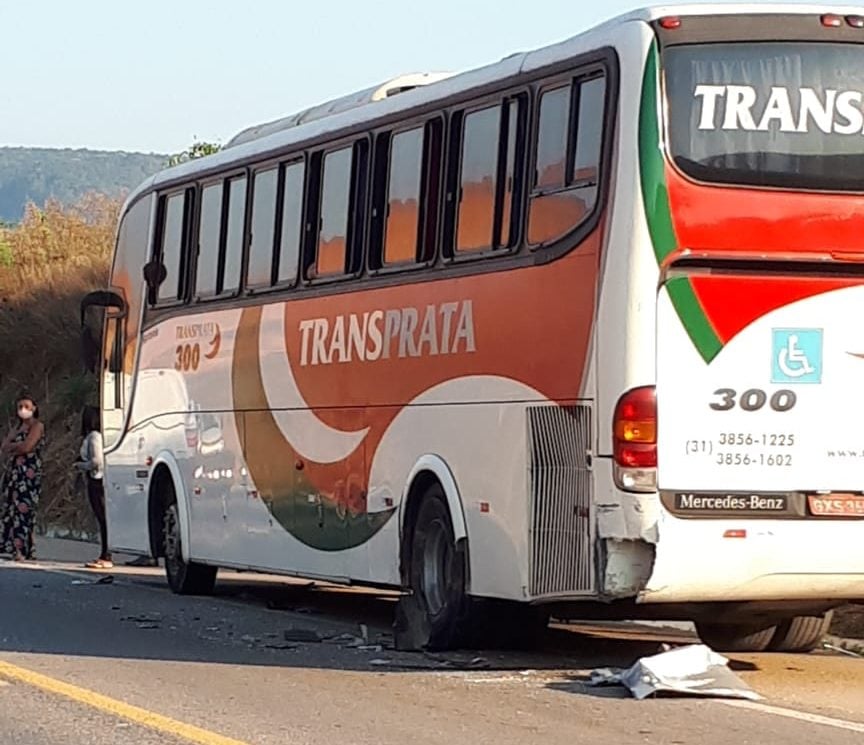 Corolla bate na traseira de ônibus na BR-262 em São Domingos do Prata