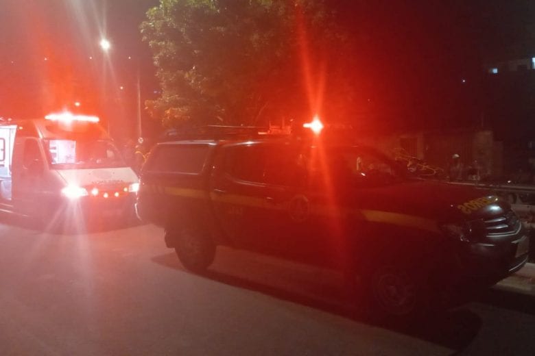 Motorista é socorrido inconsciente após cair com carro no canal do Gabiroba
