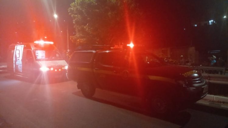 Motorista é socorrido inconsciente após cair com carro no canal do Gabiroba